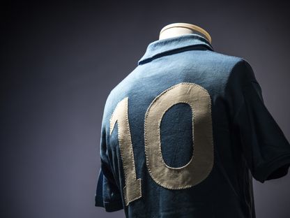 قميص مارادونا أيام نابولي - AFP