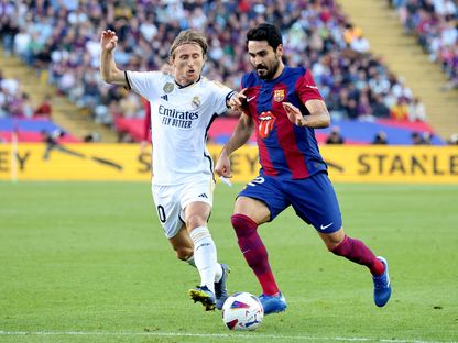 إيلكاي غوندوغان متوسط ميدان برشلونة في صراع على الكرة مع لوكا مودريتش أيقونة ريال مدريد - 28 أكتوبر 2023 - Reuters