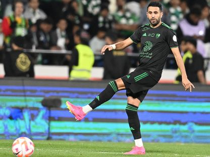 الجزائري رياض محرز خلال مباراة بين الأهلي وأبها في الدوري السعودي - 30 نوفمبر 2023 - X/@ALAHLI_FC