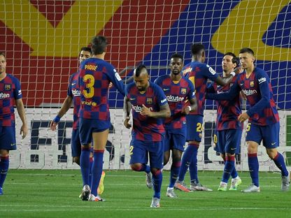 ليونيل ميسي يحتفل مع زملائه بعد تسجيله ركلة جزاء خلال مباراة برشلونة ضد ليغانيس - AFP