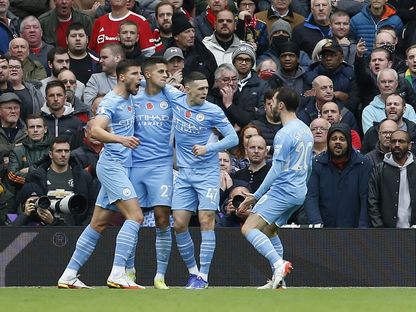 فرحة لاعبي مانشستر سيتي بتسجيل الهدف الأول في مرمى مانشستر يونايتد - 6 نوفمبر 2021 - REUTERS