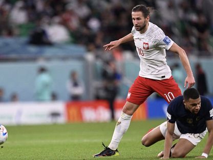 مبابي يسقط أمام قائد منتخب بولندا كريتشوفياك في كأس العالم 2022 - Reuters