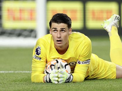 حارس تشيلسي كيبا أريزابالاغا يحتضن الكرة - Reuters