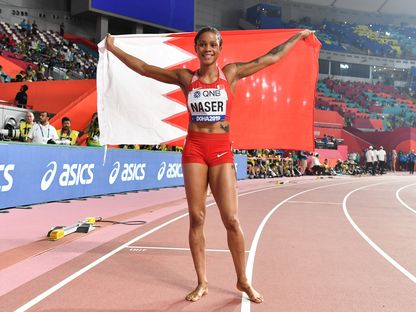 سلوى عيد ناصر تحتفل بعد فوزها في نهائي 400 متر سيدات في بطولة العالم لألعاب القوى 2019 في ملعب خليفة الدولي في الدوحة . 3 أكتوبر 2019. - AFP