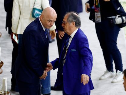 نويل لوغريت رئيس الاتحاد الفرنسي السابق في حديث مع رئيس "فيفا" جياني إنفانتينو خلال نصف نهائي كأس العالم 2022 بين فرنسا والمغرب - 14 ديسمبر 2022 - Reuters