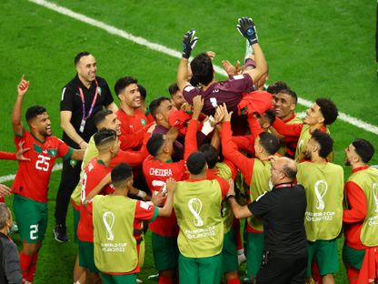 لاعبو المغرب يحتفلون بعد التأهل لربع نهائي كاس العالم - 6 ديسمبر 2022 - REUTERS