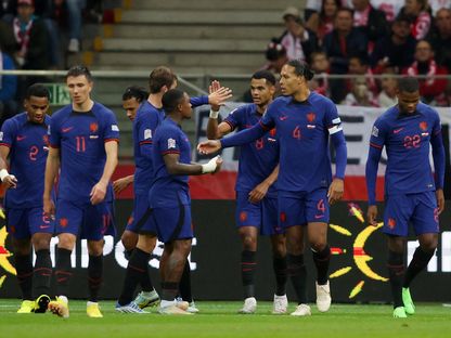 فرحة لاعبي منتخب هولندا بتسجيل هدف في شباك بولندا - 22 سبتمبر 2022 - REUTERS