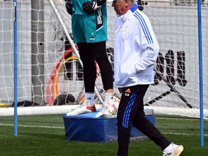 مدرب ريال مدريد كارلو أنشيلوتي (يمين) وإلى جانبه الحارس تيبو كورتوا - 24 مايو 2022 - AFP