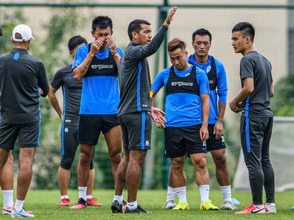 حصة تدريبية لأعضاء فريق "لقوانغتشو آر أند إف" - AFP