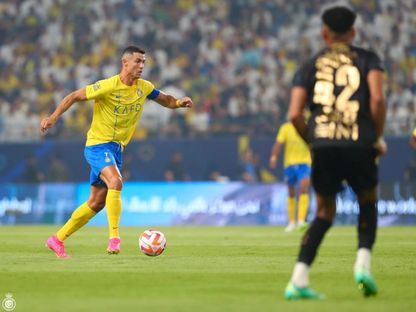 كريستيانو رونالدو قائد النصر السعودي يركض بالكرة أثناء مواجهة التعاون - 18 أغسطس 2023 - https://twitter.com/AlNassrFC
