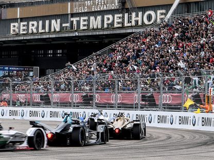 سباق السائقين خلال بطولة فورمولا إي للسيارات الكهربائية على مضمار السباق في مطار تمبلهوف السابق في برلين في 25 مايو 2019. (تصوير بريتا بيدرسن / دي بي إيه / وكالة - AFP