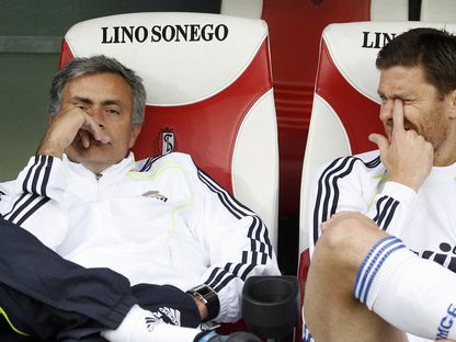 جوزيه مورينو مع تشابي ألونسو في ريال مدريد - 17 أغسطس 2010 - Reuters