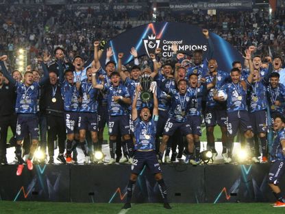 لاعبو باتشوكا المكسيكي يحملون كأس بطولة الكونكاكاف - 2 يونيو 2024 - AFP