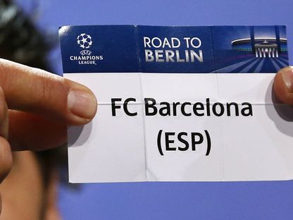 سحب اسم برشلونة خلال قرعة نصف نهائي دوري أبطال أوروبا في مقرّ "ويفا" بسويسرا - 24 أبريل 2015 - Reuters