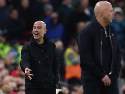 بيب غوارديولا يسخر من إحدى اللقطات خلال مباراة ليفربول ومانشستر سيتي بملعب أنفيلد في الدوري الإنجليزي - 8 فبراير 2026 - Reuters