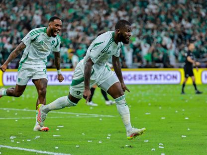 لاعبون من الأهلي يحتفلون بتسجيل هدف في مرمى كاوازاكي الياباني بنهائي دوري أبطال آسيا للنخبة - 3 مايو 2025 - X/@aawsat_spt