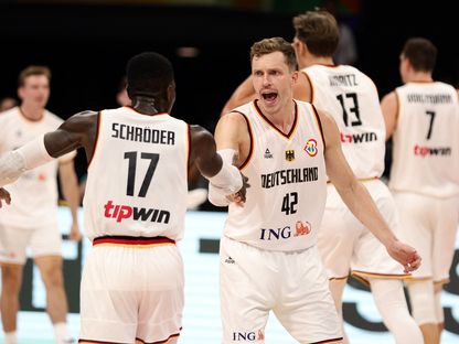 لاعبو منتخب ألمانيا بمواجهة صربيا في نهائي كأس العالم لكرة السلة - 10 سبتمبر 2023 - REUTERS
