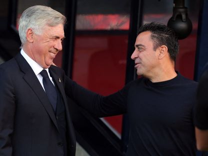 تشافي هيرنانديز مدرب برشلونة يصافح كارلو أنشيلوتي مدرب ريال مدريد قبل انطلاق كلاسيكو الدوري الإسباني - 28 أكتوبر 2023  - Reuters 