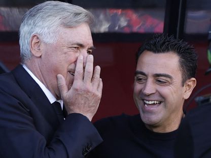 تشافي هيرنانديز وكارلو أنشيلوتي قبل مباراة بين برشلونة وريال مدريد - 28 أكتوبر 2023 - Reuters 