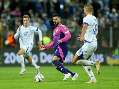 دينيز أونداف مهاجم المنتخب الألماني بين مدافعي البوسنة خلال مباراة الفريقين في دوري الأمم الأوروبية - 10 أكتوبر 2024 - REUTERS