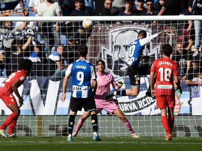 سيرجي داردير لاعب إسبانيول يسجل هدفاً برأسية في شباك إشبيلية - AFP