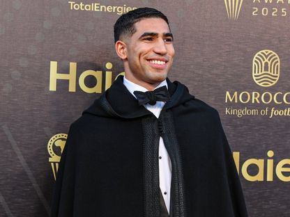 أشرف حكيمي أثناء وصوله إلى حفل توزيع جوائز الاتحاد الإفريقي لكرة القدم - 19 نوفمبر 2025 - X/CAF_Online