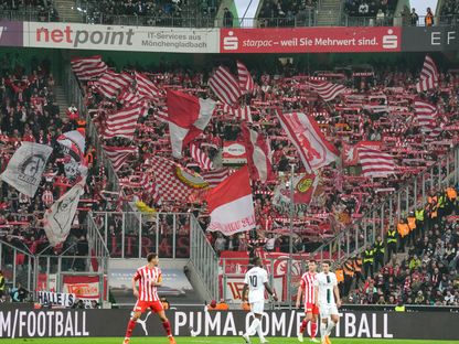 احتفال جمهور يونيون برلين بالفوز على بوروسيا مونشغلادباخ في الدوري الألماني - 23 أبريل 2023  - twitter/@fcunion