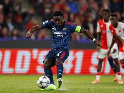 بوكايو ساكا لاعب أرسنال خلال تنفيذه ركلة جزاء بنجاح أمام سلافيا براغ في دوري أبطال أوروبا - 4 نوفمبر 2025 - REUTERS