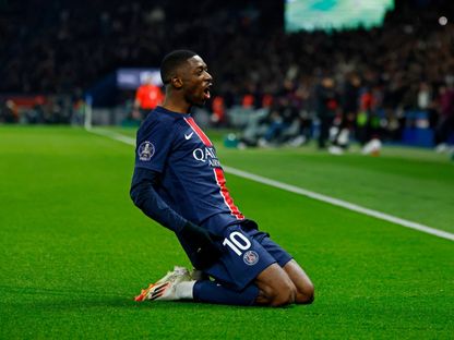 عثمان ديمبيلي مهاجم باريس سان جيرمان يحتفل بتسجيل هدف في مرمى أولمبيك مارسيليا بالدوري الفرنسي - 16 مارس 2025 - Reuters