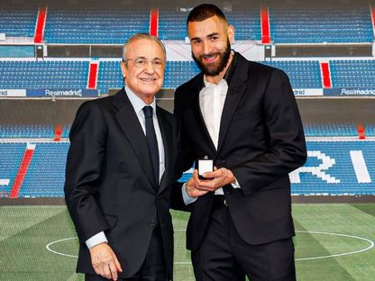 كريم بنزيما ورئيس ريال مدريد فلورنتينو بيريز - X/@realmadriden