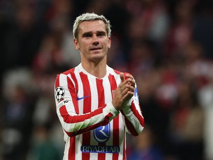 أنطوان غريزمان مهاجم أتلتيكو مدريد يحيي الجماهير بعد نهاية مباراة أرسنال بدوري أبطال أوروبا - 29 أبريل 2026 - REUTERS