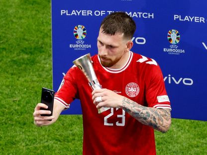 بيير-إيميل هويبيرغ متوسط ميدان منتخب الدنمارك بعد فوزه بجائزة رجل المباراة في مواجهة إنجلترا - 20 يونيو 2024 - Reuters