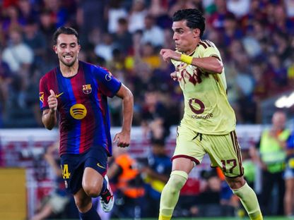 أشرف بن شرقي لاعب الأهلي المصري يقود هجمة خلال مواجهة برشلونة بكأس جوان غامبر - 19 أغسطس 2026 - X/@Al Ahly SC