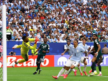 محمد العويس يتصدى لكرة في لقاء السعودية وأوروغواي بكأس العالم - 16 يونيو 2026 - Reuters