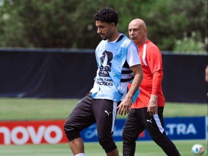 عمر مرموش ومدرب مصر حسام حسن خلال الاستعدادات لكأس العالم - 9 يونيو 2026 - X@EFA
