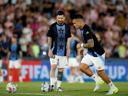 لاوتارو مارتينيز وليونيل ميسي خلال إحماء الأرجنتين قبل لقاء باراغواي بتصفيات كأس العالم - 14 نوفمبر 2024 - Reuters