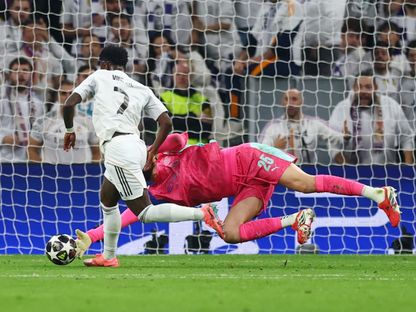 ركلة جزاء لاعب ريال مدريد فينيسيوس جونيور أمام حارس مانشستر سيتي جيانلويجي دوناروما في مباراة ذهاب دور 16 لدوري أبطال أوروبا  - 11 مارس 2026 - Reuters