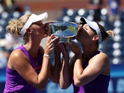 الكندية جابرييلا دابروفسكي وزميلتها النيوزيلندية إيرين روتليف تحتفلان بلقب زوجي السيدات في بطولة أميركا المفتوحة للتنس - 5 سبتمبر 2025 - Reuters