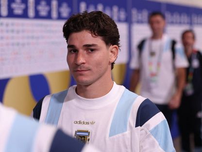 خوليان ألفاريز يصل الملعب لمباراة الأرجنتين ضد الجزائر - 16 يونيو 2026 - Reuters