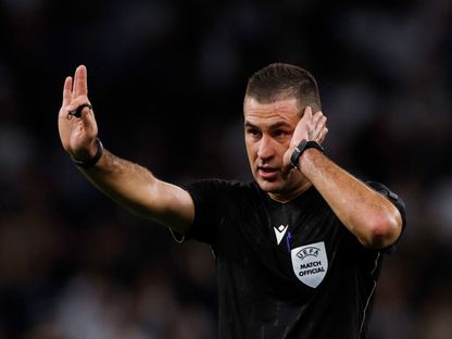 الحكم رادي أوبرينوفيتش يتواصل مع حكم الفيديو خلال مباراة توتنهام وفياريال في دوري أبطال أوروبا - 16 سبتمبر 2025 - Reuters