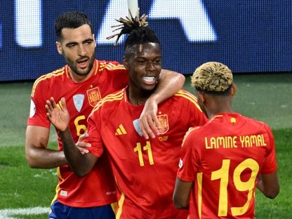 احتفال لاعبي إسبانيا بتسجيل هدف في مرمى فرنسا بنصف نهائي دوري الأمم الأوروبية - 5 يونيو 2025 - Reuters