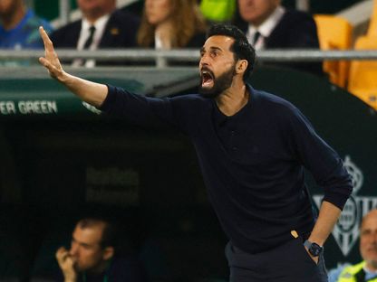 مدرب ريال مدريد ألفارو أربيلوا خلال مباراة ضد ريال بيتيس - 24 أبريل 2026 - REUTERS