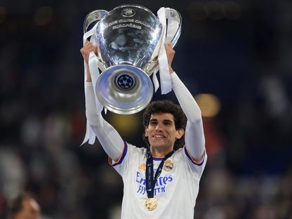 خيسوس فاييخو يحمل كأس دوري أبطال أوروبا بعد فوز ريال مدريد على ليفربول في النهائي - 28 مايو 2022 - Reuters