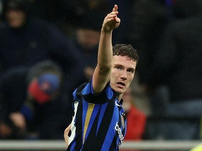 الفرنسي بنيامين بافارد مدافع إنتر ميلان يحتفل بهدفه في شباك بايرن ميونيخ - 16 أبريل 2025 - Reuters