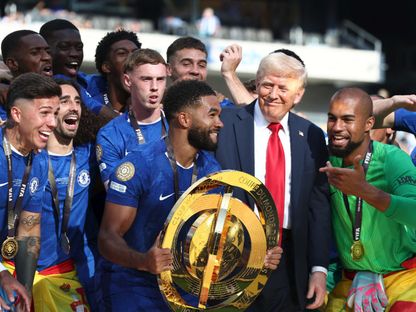 الرئيس الأميركي دونالد ترمب مع لاعبي تشيلسي بعد تسليمهم كأس العالم للأندية إثر فوزهم على باريس سان جيرمان - 13 يوليو 2025 - Reuters
