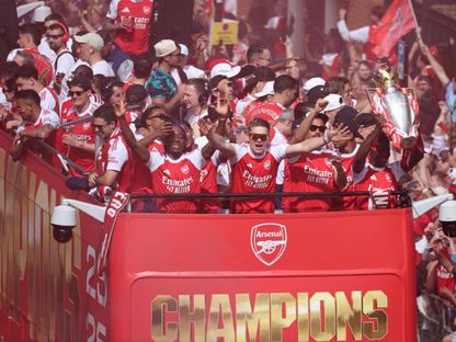 موكب أرسنال للاحتفال في لندن بالتتويج بلقب الدوري الإنجليزي بعد يوم من خسارة نهائي دوري أبطال أوروبا أمام سان جيرمان - 31 مايو 2026 - reuters