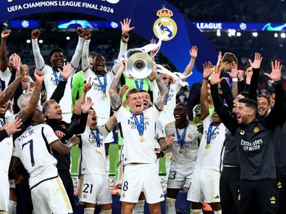 توني كروس يحمل كأس دوري أبطال أوروبا بعد فوز ريال مدريد على بوروسيا دورتموند في النهائي - 1 يونيو 2024 - Reuters