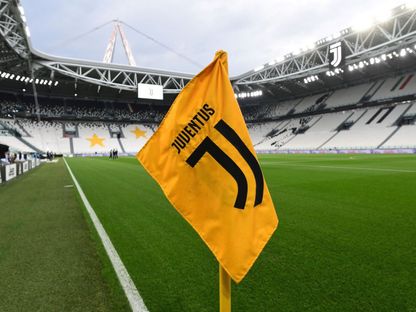 شعار يوفنتوس على راية الزاوية في ملعب النادي - AFP