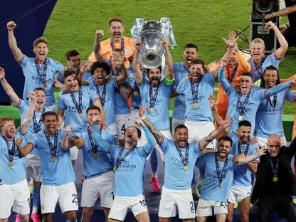 إيلكاي غوندوغان يحمل كأس دوري أبطال أوروبا بعد فوز مانشستر سيتي على إنتر ميلان في النهائي - 11 يونيو 2023 - Reuters