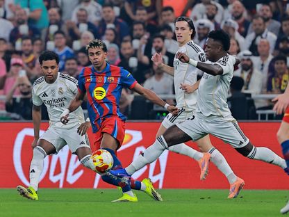 صراع على الكرة بين لامين يامال وفينيسيوس جونيور خلال مباراة ريال مدريد وبرشلونة في نهائي السوبر الإسباني - 11 يناير 2026 - REUTERS